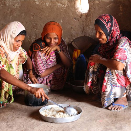 women eating in Yemen